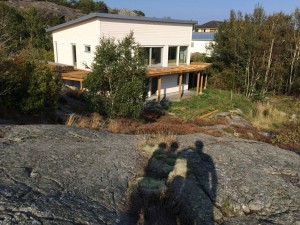 Familjen står på baksidan och begrundar huset