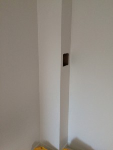 I nordöstra hörnet finner vi detta ventilationsrör.